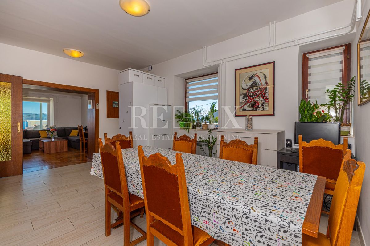 Crikvenica - una casa con un ristorante in un'ottima posizione