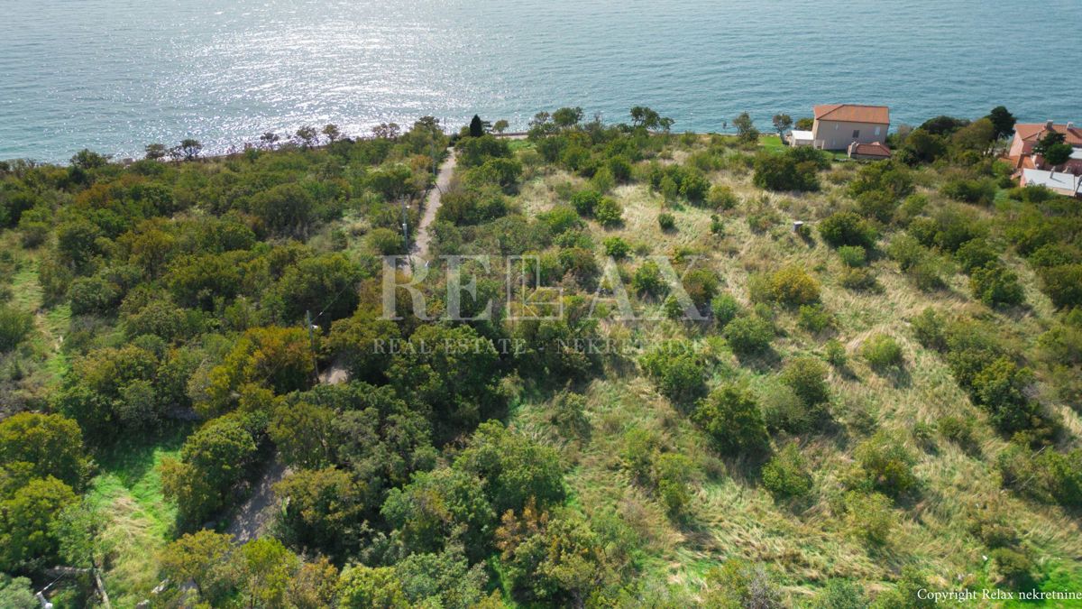 Novi Vinodolski - terreno in prima fila al mare per la costruzione di un albergo