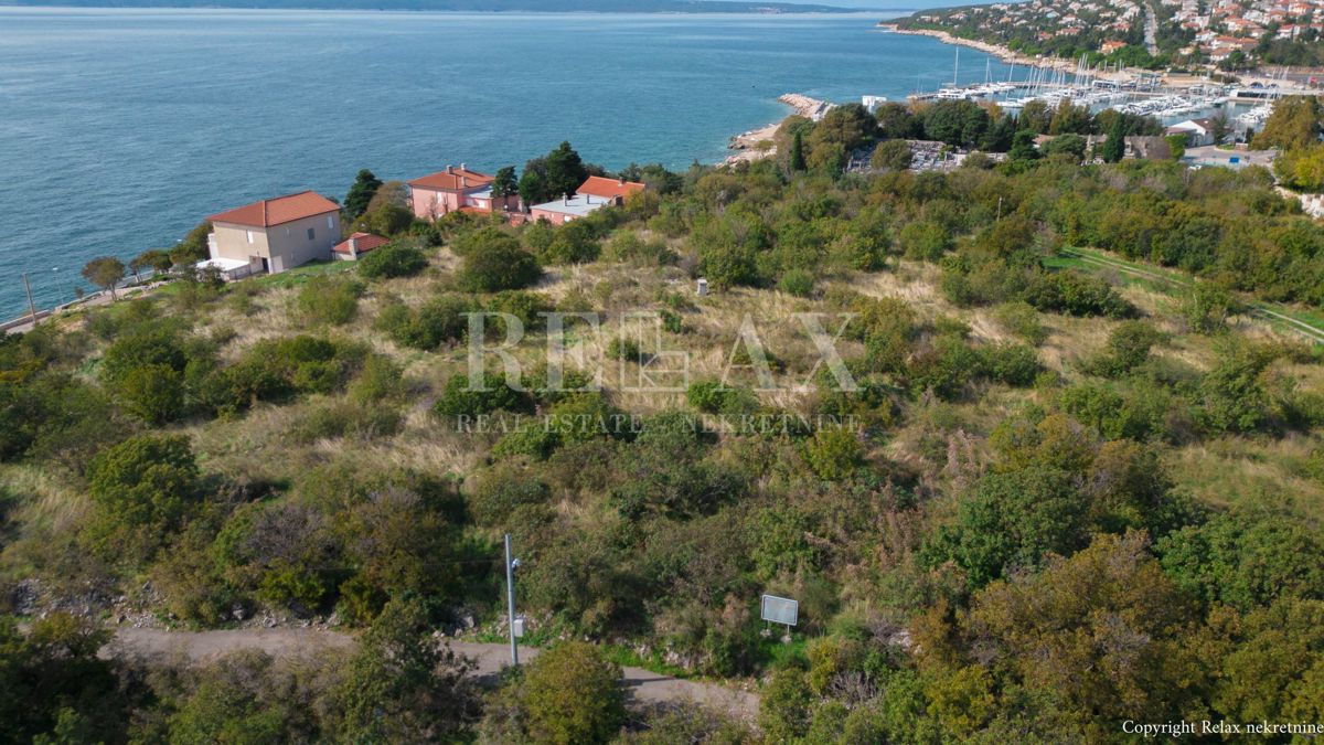 Novi Vinodolski - terreno in prima fila al mare per la costruzione di un albergo