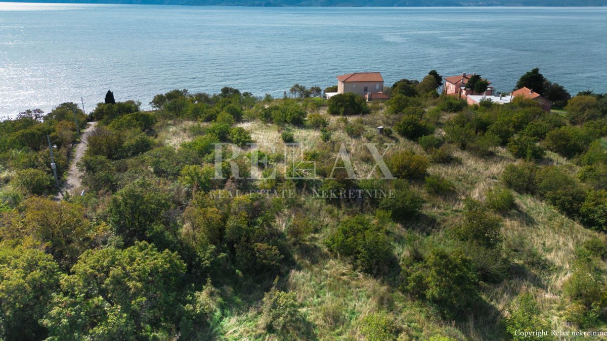 Novi Vinodolski - terreno in prima fila al mare per la costruzione di un albergo