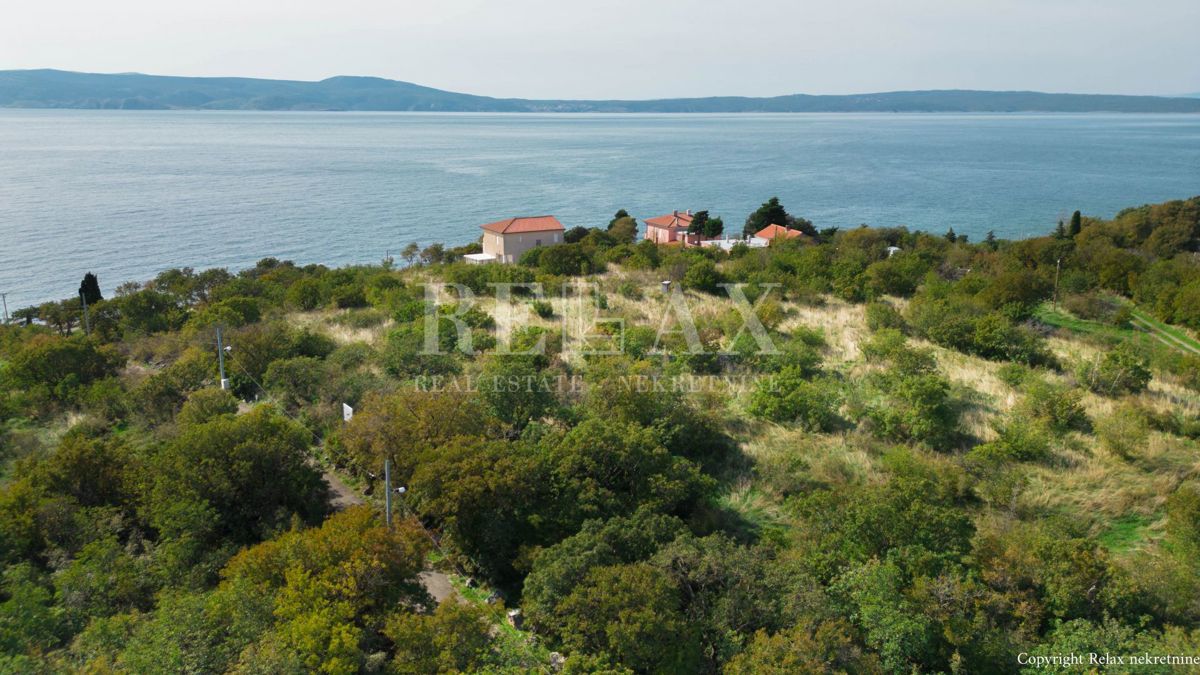 Novi Vinodolski - terreno in prima fila al mare per la costruzione di un albergo