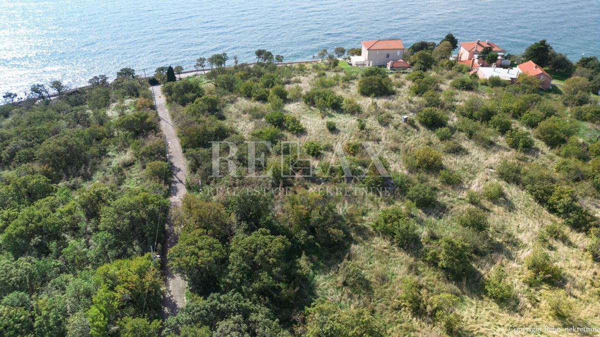 Novi Vinodolski - terreno in prima fila al mare per la costruzione di un albergo