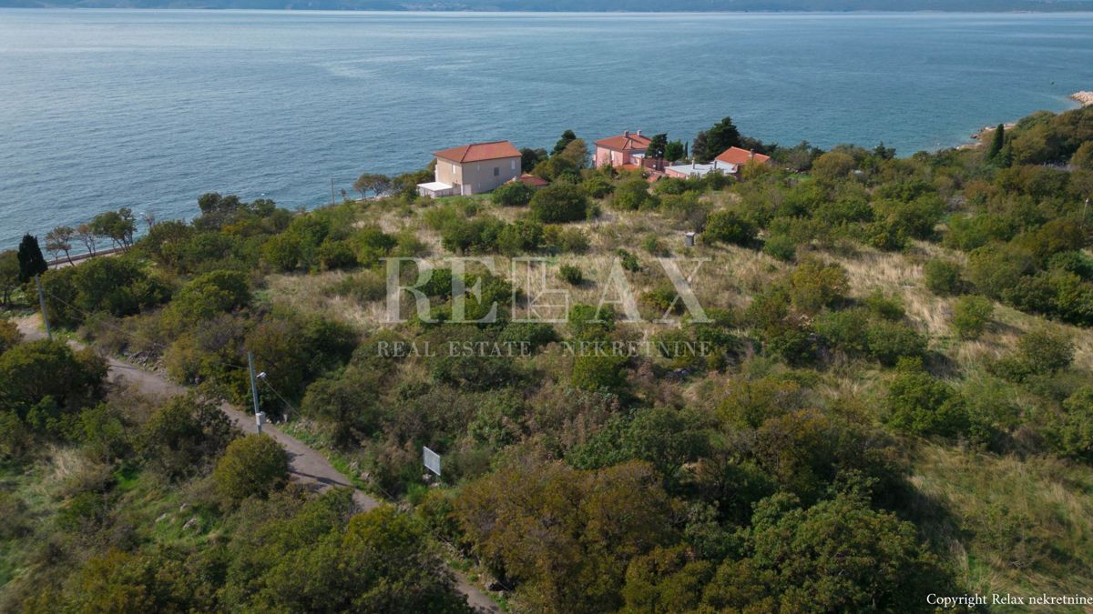 Novi Vinodolski - terreno in prima fila al mare per la costruzione di un albergo
