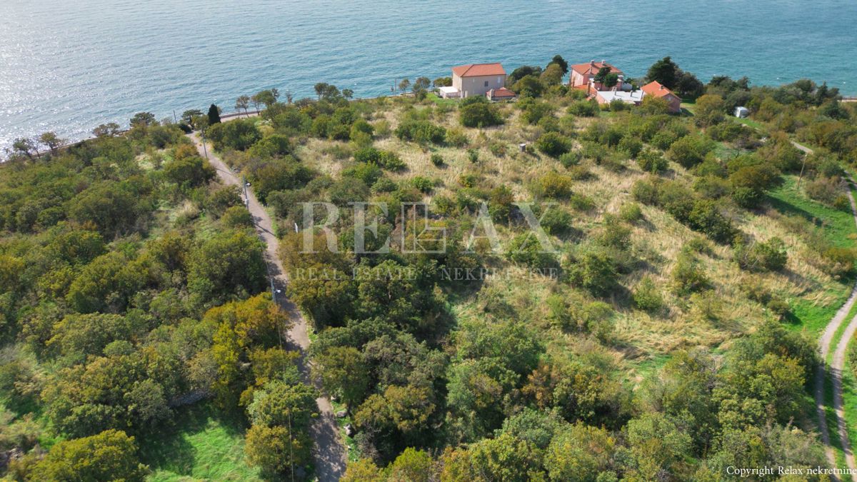 Novi Vinodolski - terreno in prima fila al mare per la costruzione di un albergo