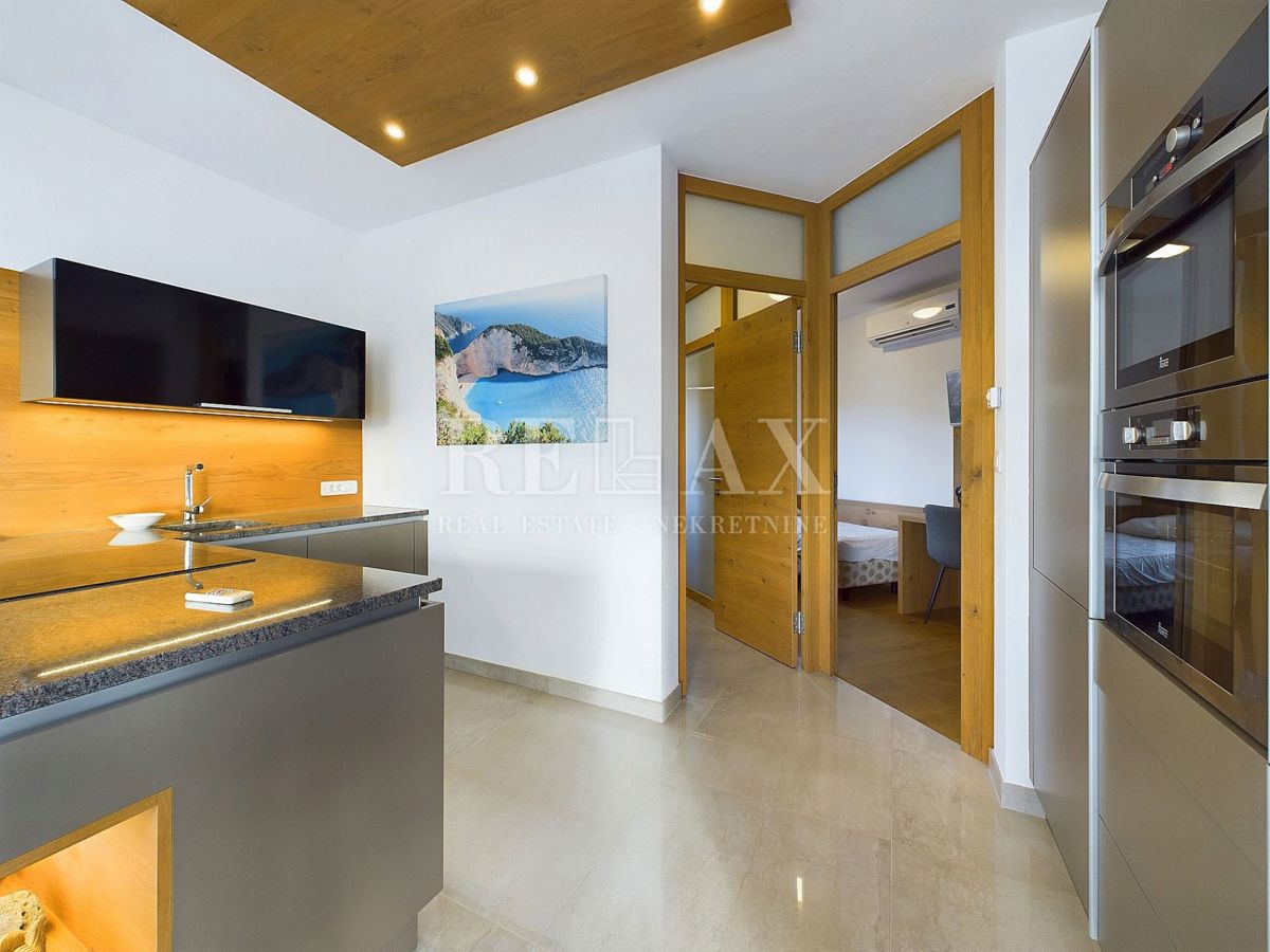 Povile - una villa con piscina e vista panoramica sul mare