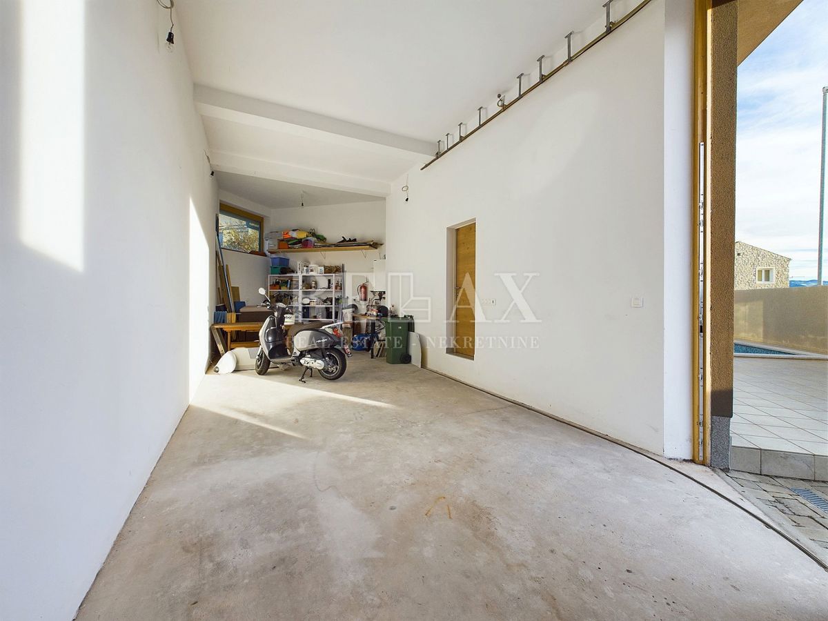 Povile - una villa con piscina e vista panoramica sul mare