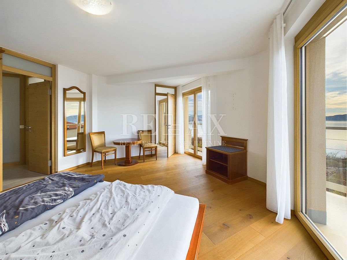 Povile - una villa con piscina e vista panoramica sul mare