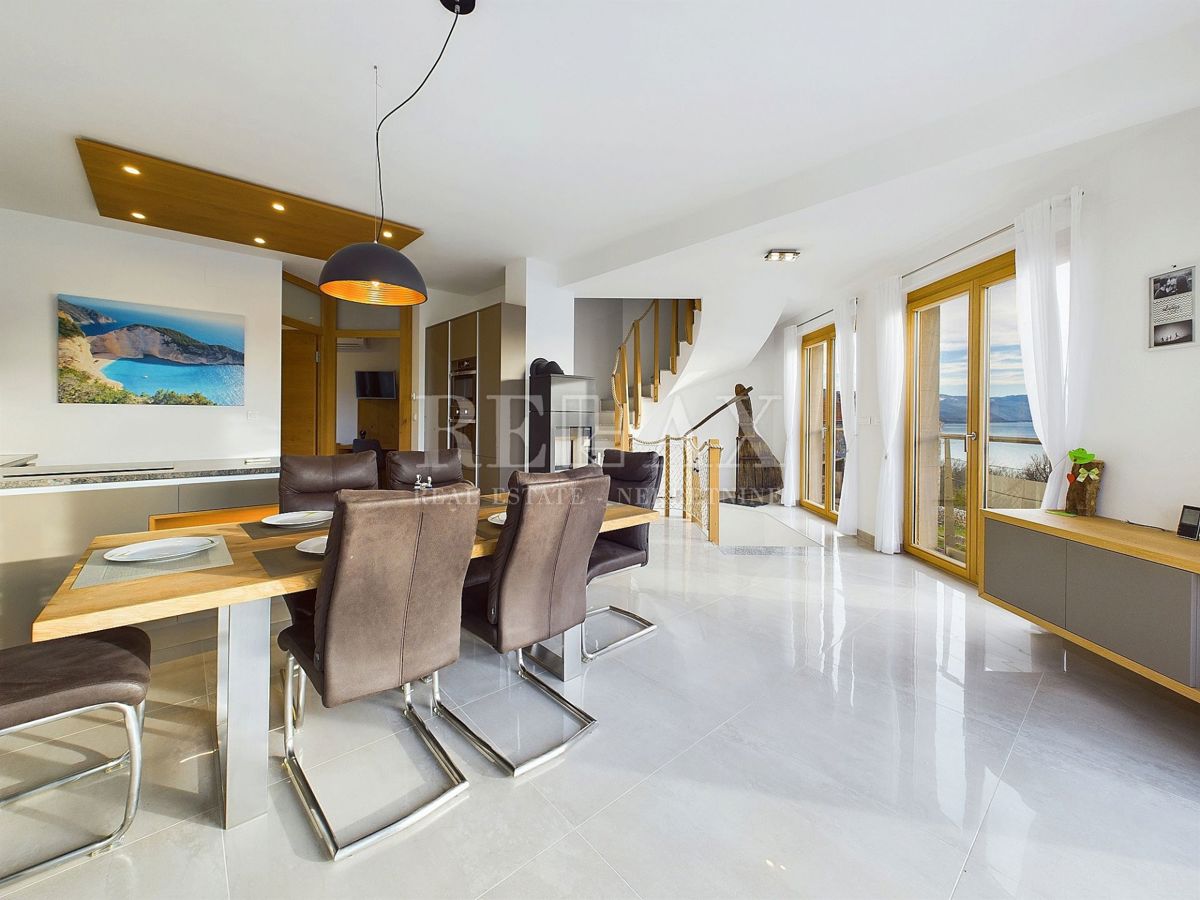 Povile - una villa con piscina e vista panoramica sul mare