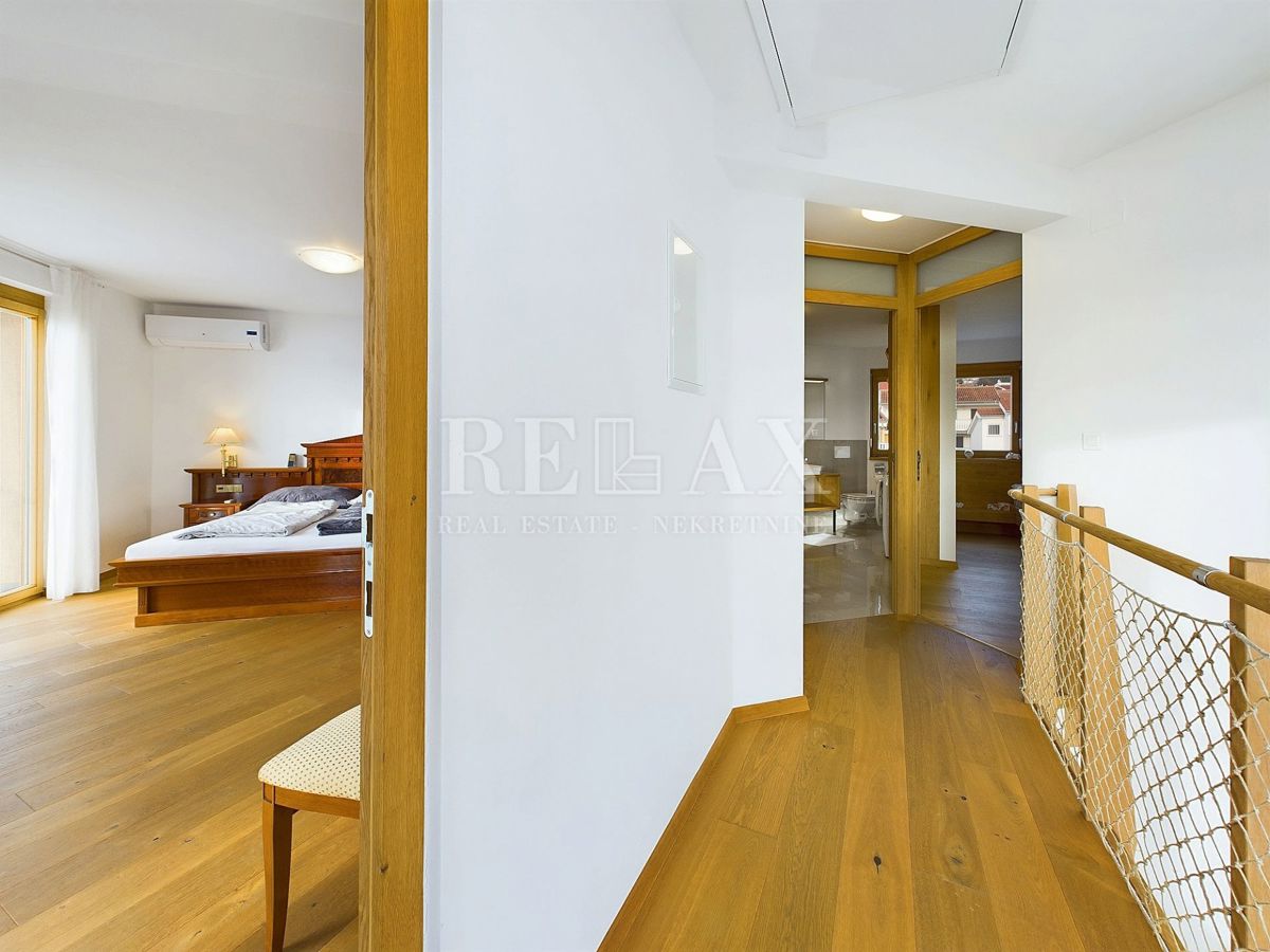 Povile - una villa con piscina e vista panoramica sul mare