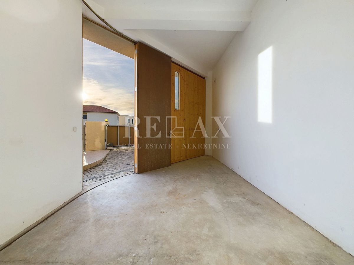 Povile - una villa con piscina e vista panoramica sul mare