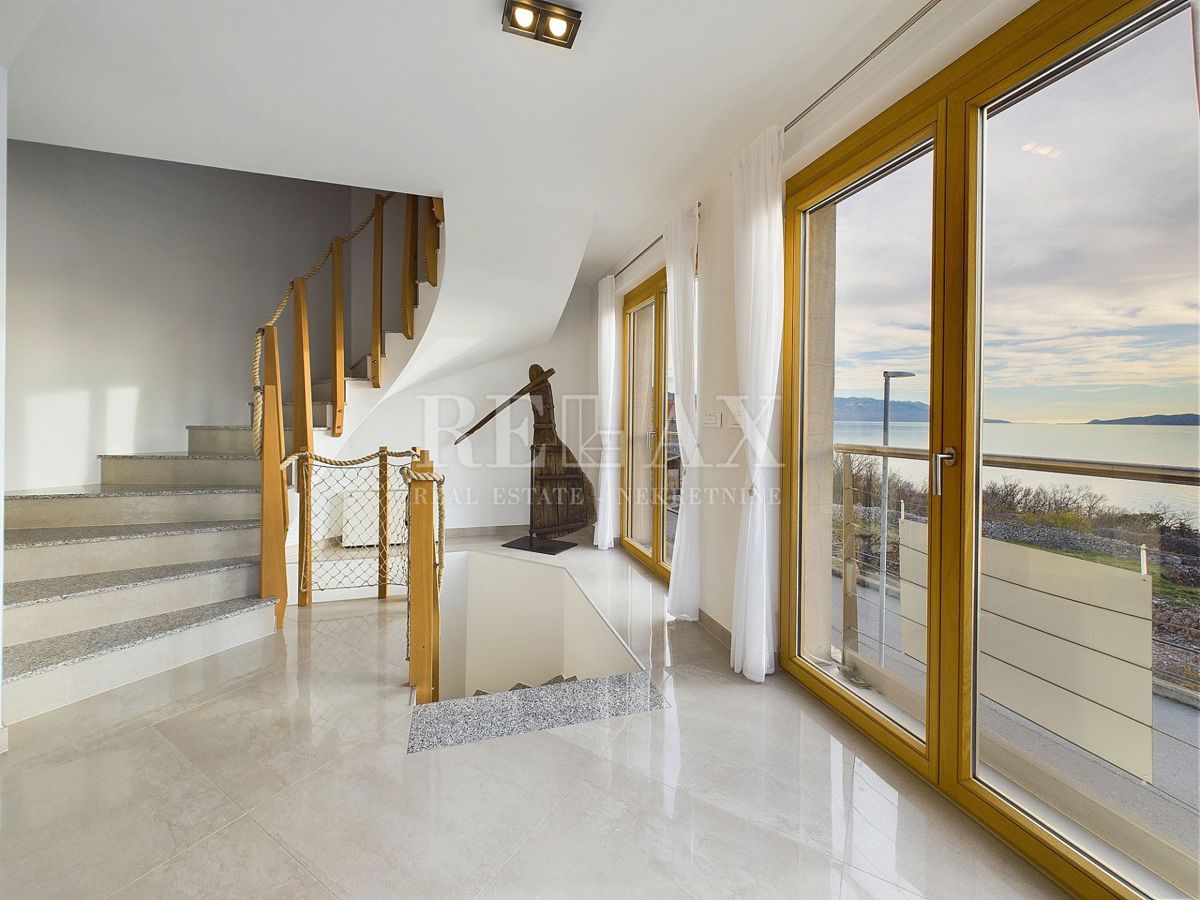 Povile - una villa con piscina e vista panoramica sul mare