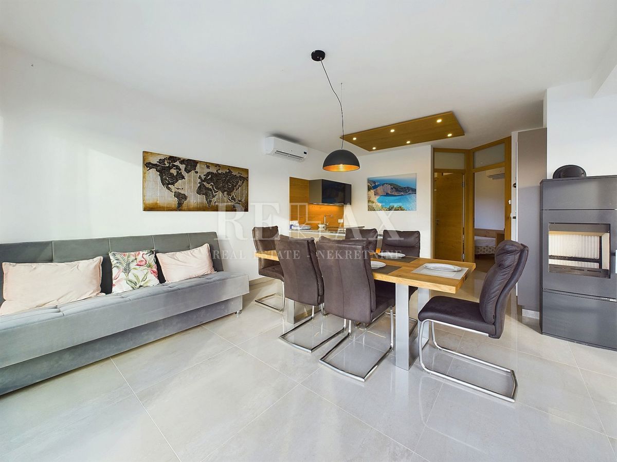 Povile - una villa con piscina e vista panoramica sul mare