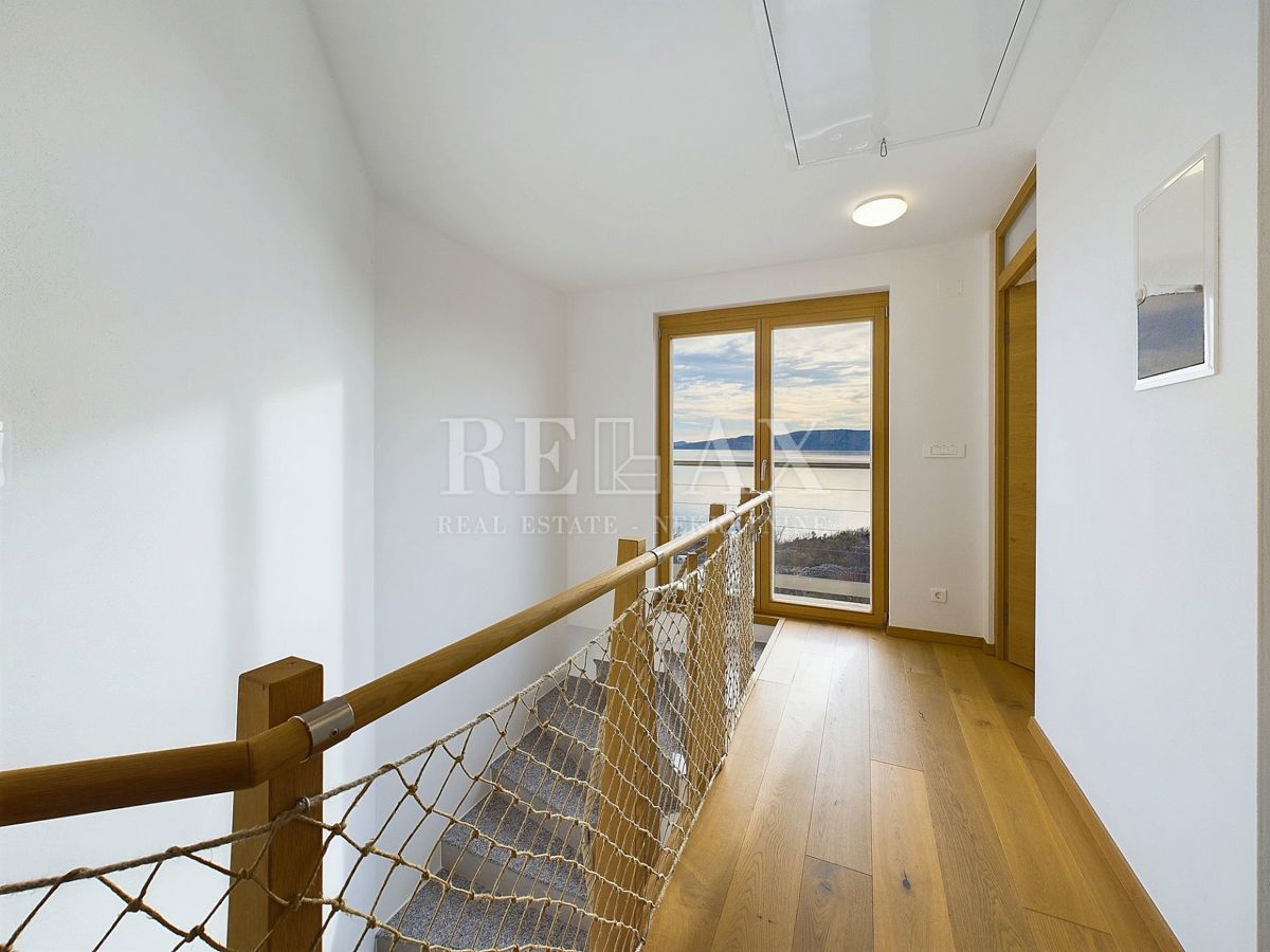 Povile - una villa con piscina e vista panoramica sul mare