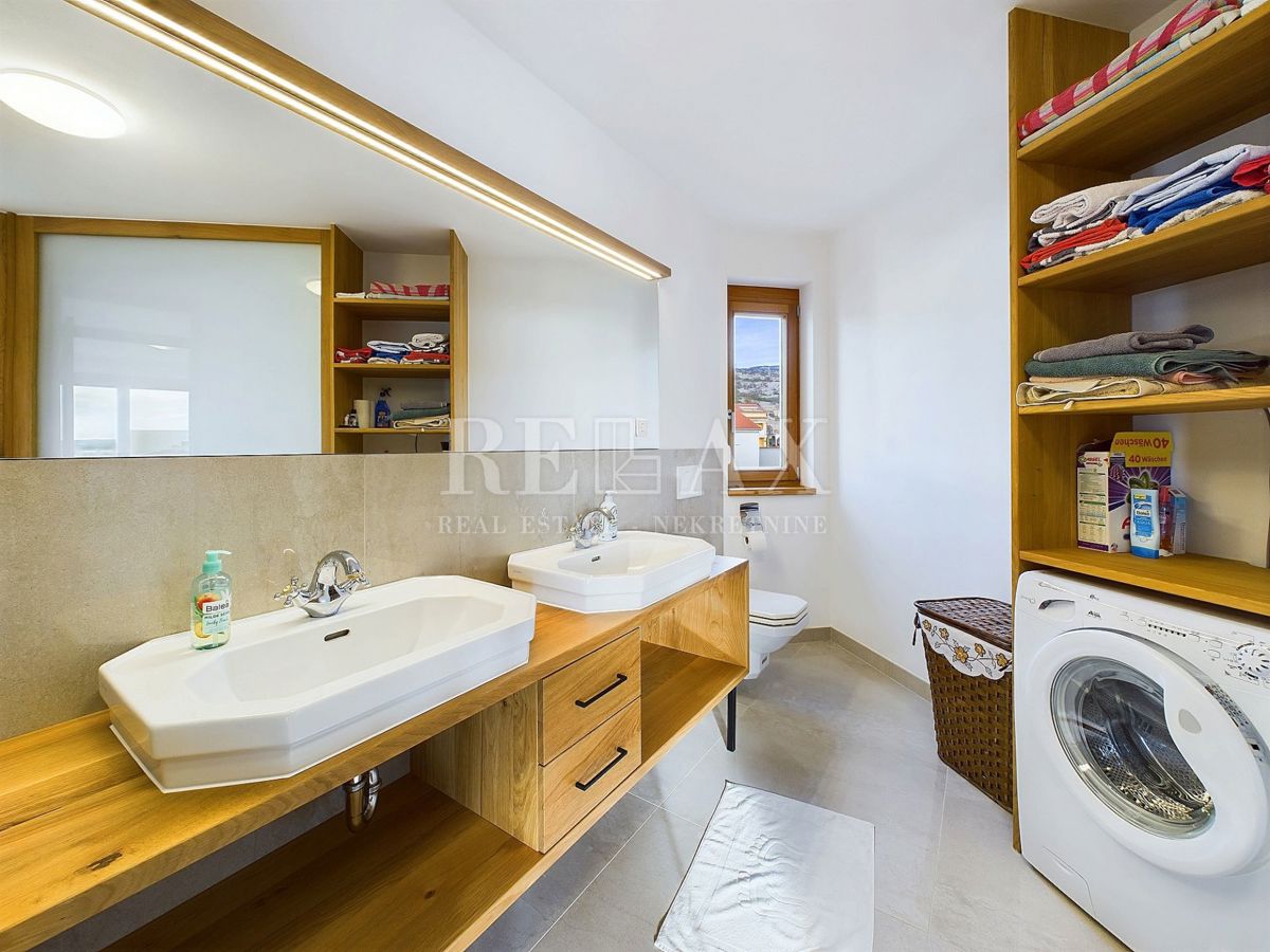 Povile - una villa con piscina e vista panoramica sul mare