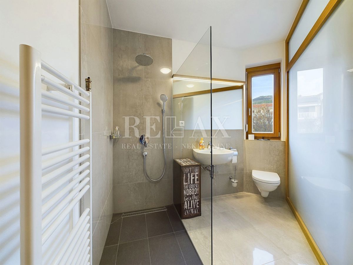 Povile - una villa con piscina e vista panoramica sul mare