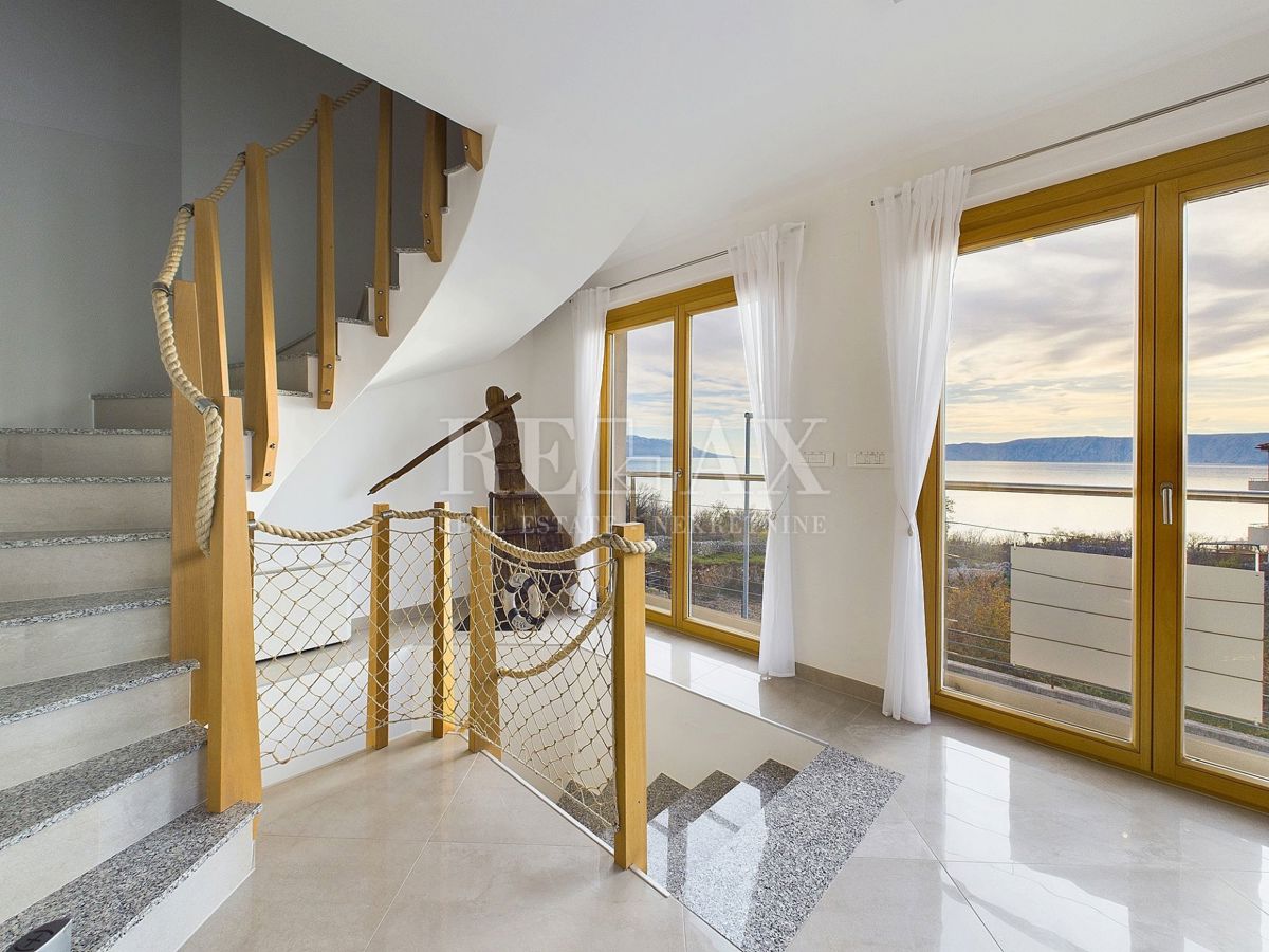 Povile - una villa con piscina e vista panoramica sul mare