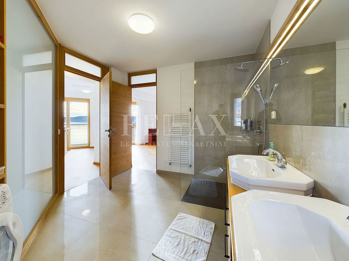 Povile - una villa con piscina e vista panoramica sul mare