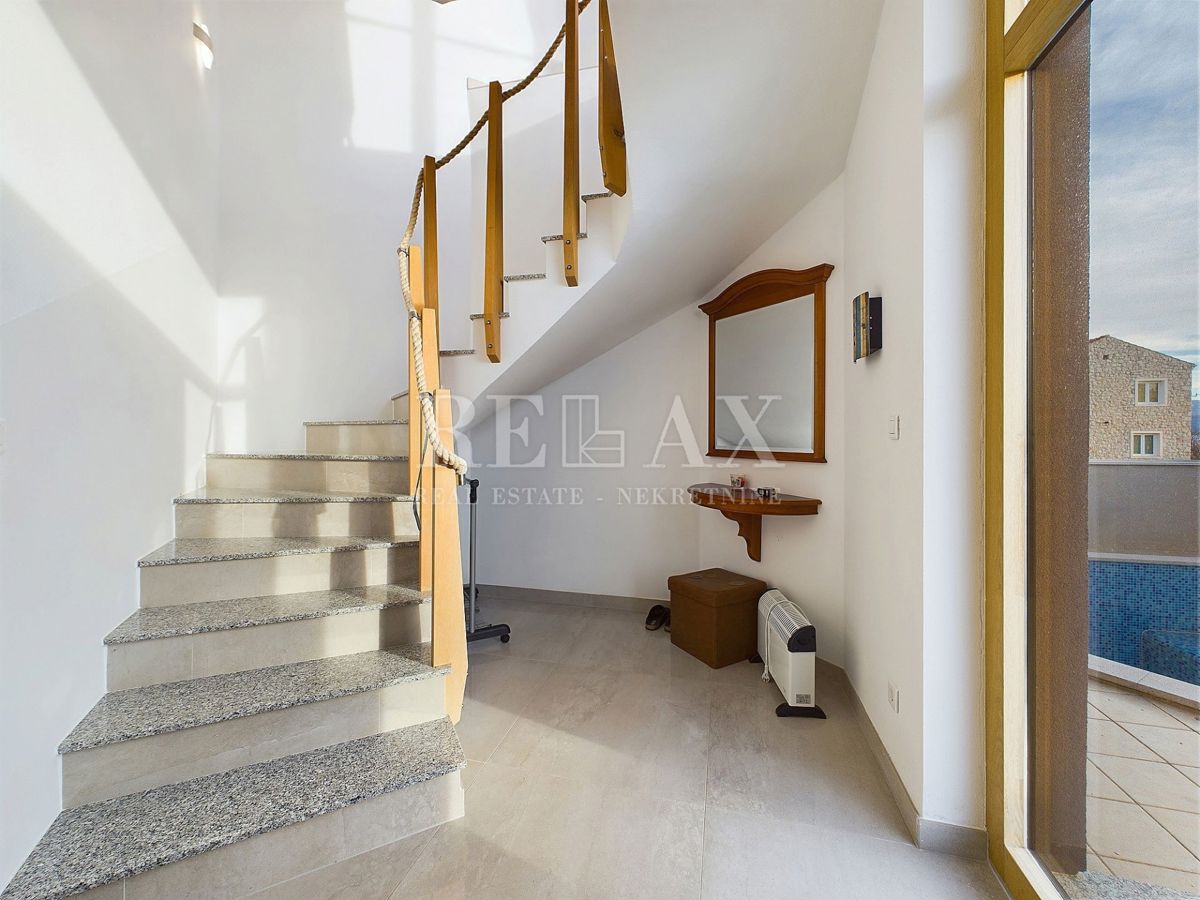 Povile - una villa con piscina e vista panoramica sul mare