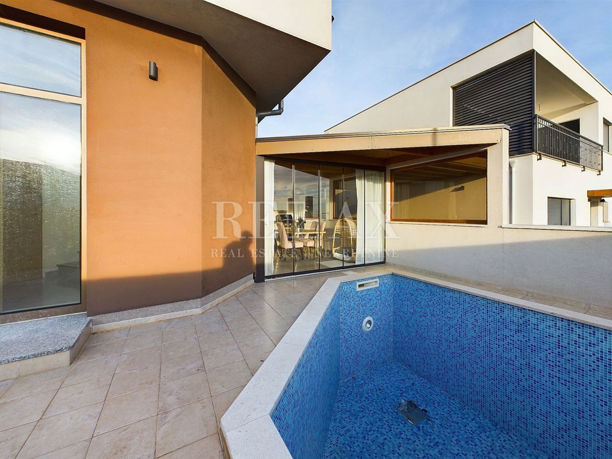 Povile - una villa con piscina e vista panoramica sul mare