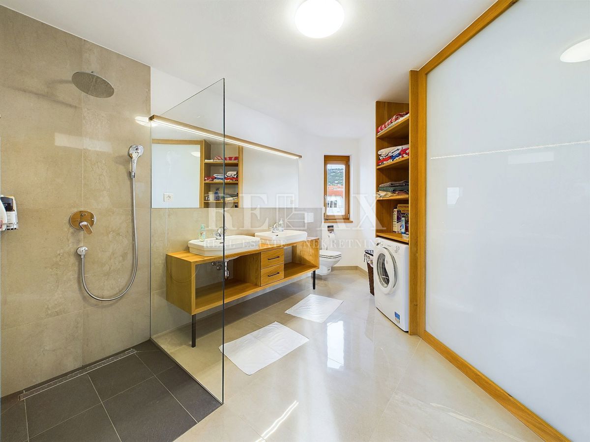 Povile - una villa con piscina e vista panoramica sul mare