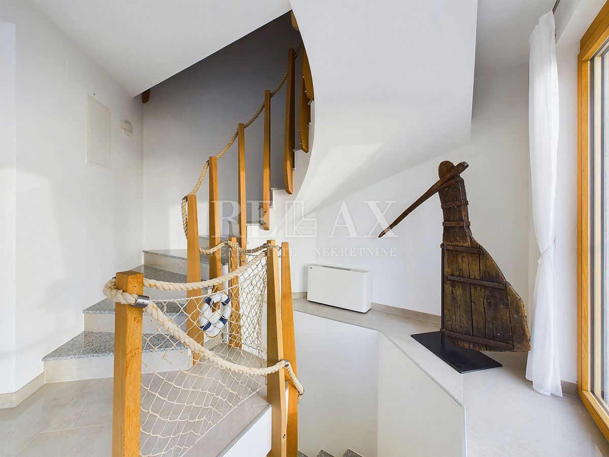 Povile - una villa con piscina e vista panoramica sul mare