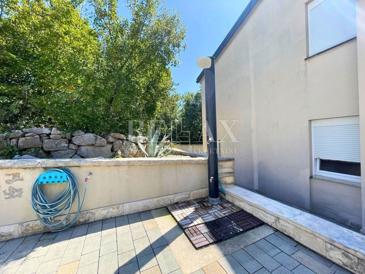 Selce – appartamento con giardino, piscina e parcheggio