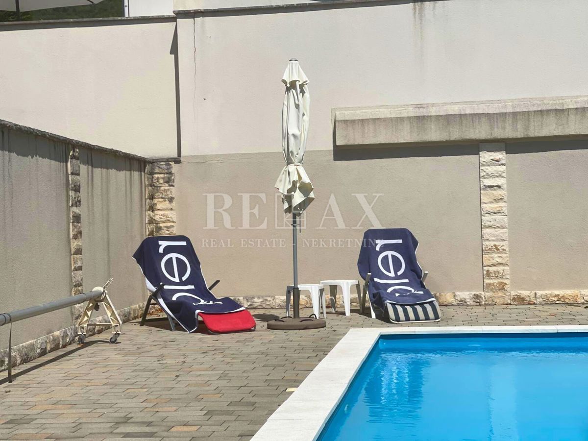 Selce – appartamento con giardino, piscina e parcheggio