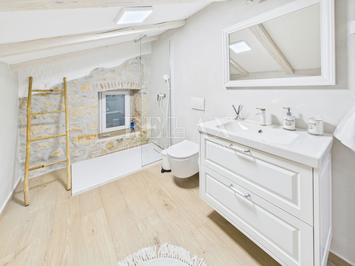 Bribir - villa in pietra con piscina riscaldata