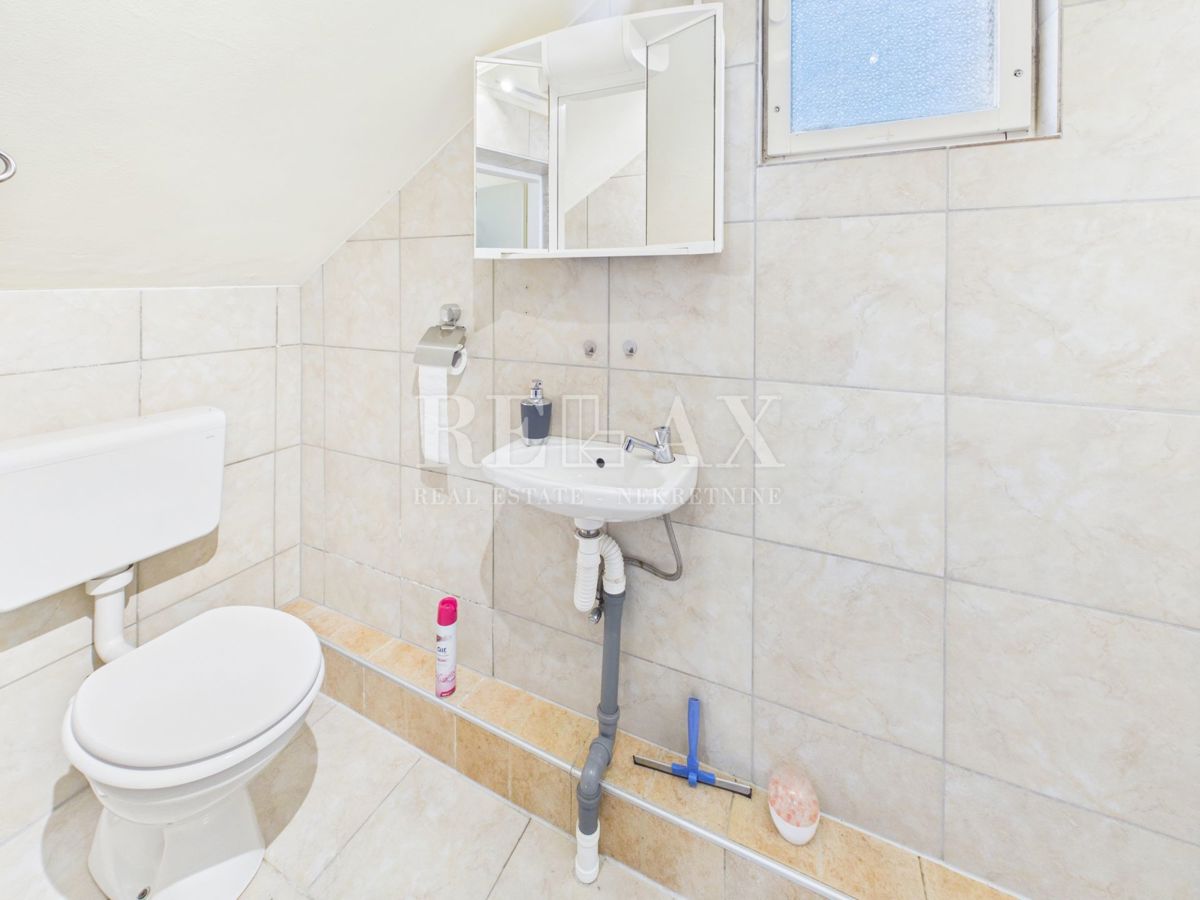 Novi Vinodolski - casa bifamiliare con 3 appartamenti