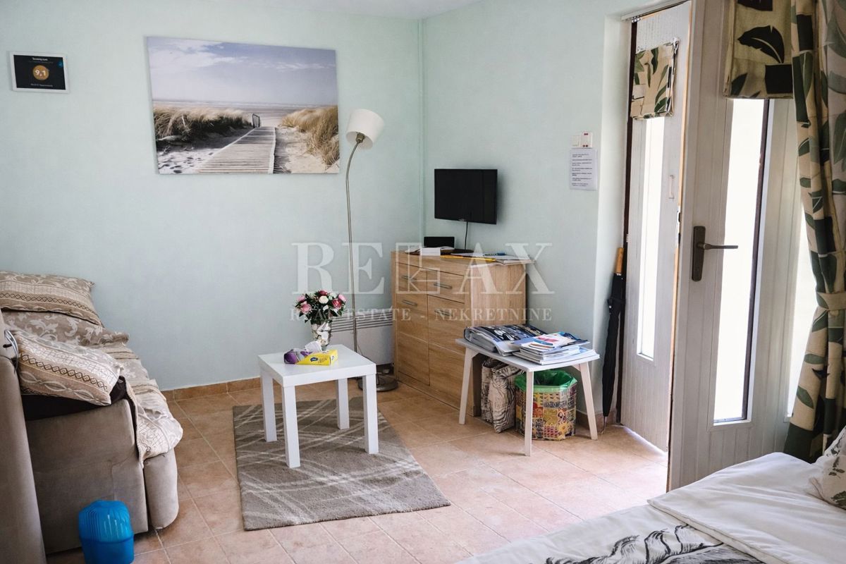 Novi Vinodolski - casa bifamiliare con 3 appartamenti