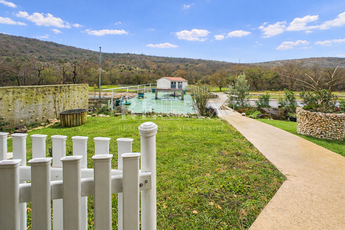 Novi Vinodolski - casa bifamiliare con 3 appartamenti