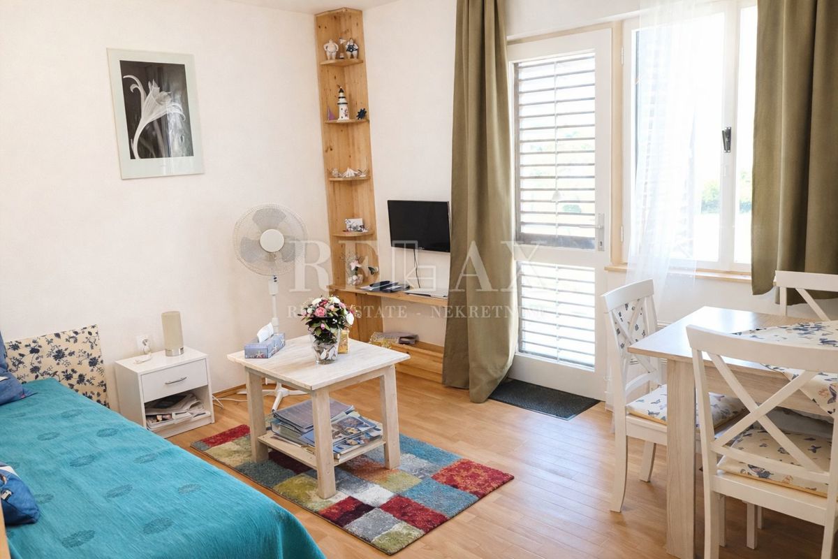 Novi Vinodolski - casa bifamiliare con 3 appartamenti