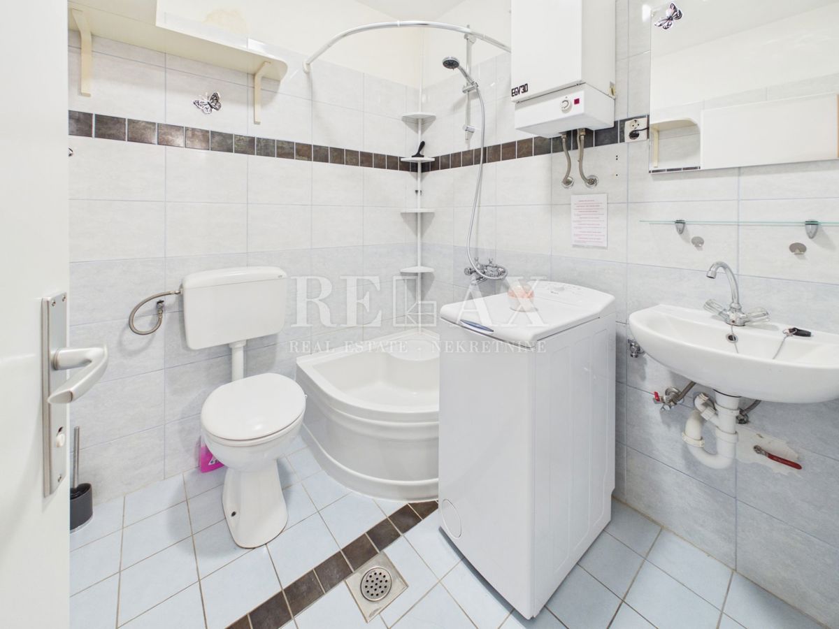 Novi Vinodolski - casa bifamiliare con 3 appartamenti