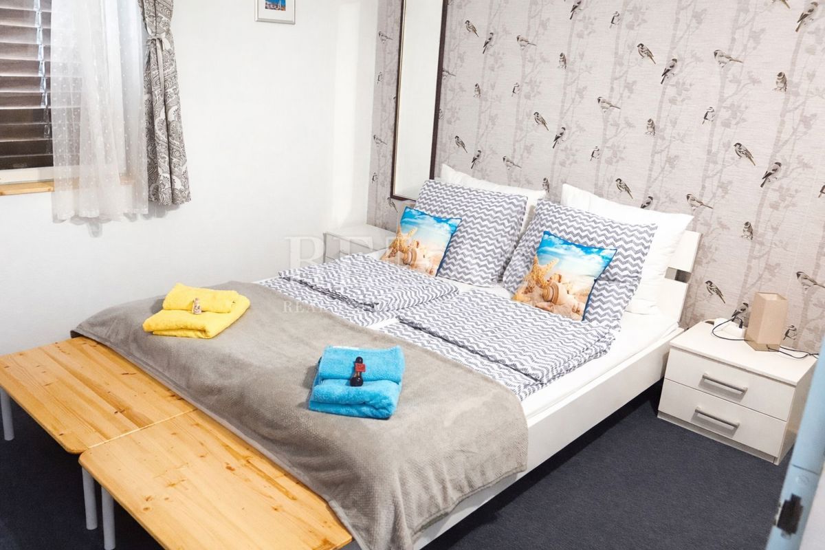 Novi Vinodolski - casa bifamiliare con 3 appartamenti