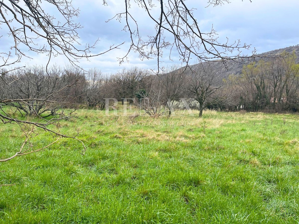 Bribir - terreno edificabile lungo la strada