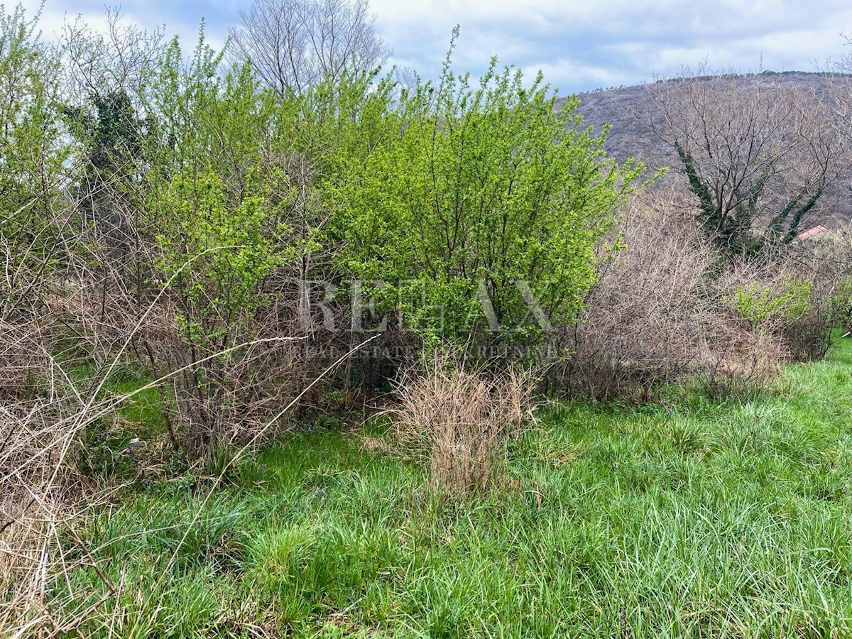 Bribir - terreno edificabile lungo la strada