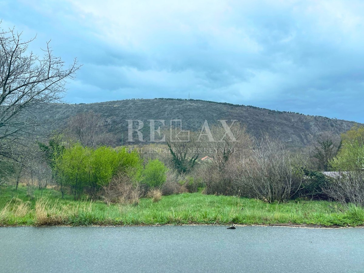 Bribir - terreno edificabile lungo la strada