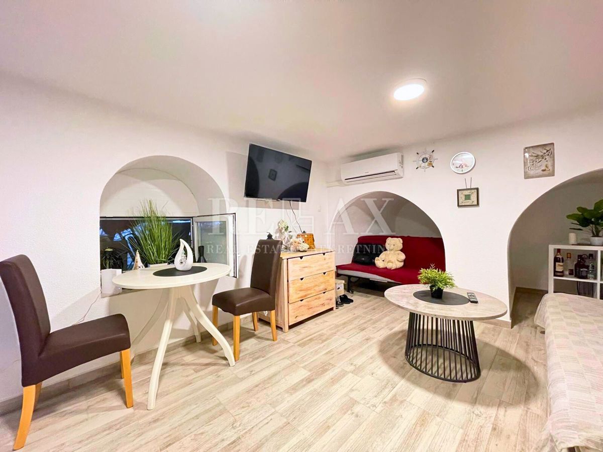 Bribir - casa in pietra a schiera con giardino