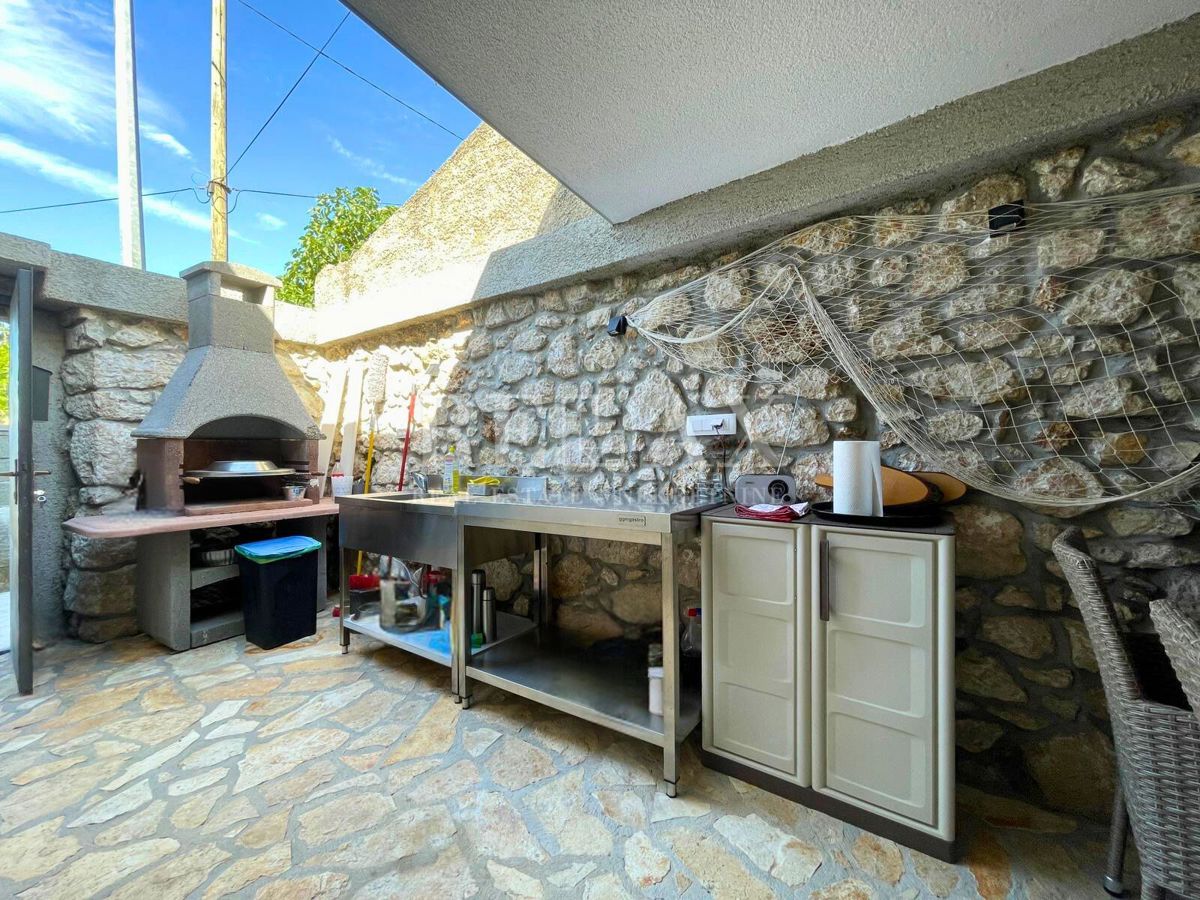 Bribir - casa in pietra a schiera con giardino