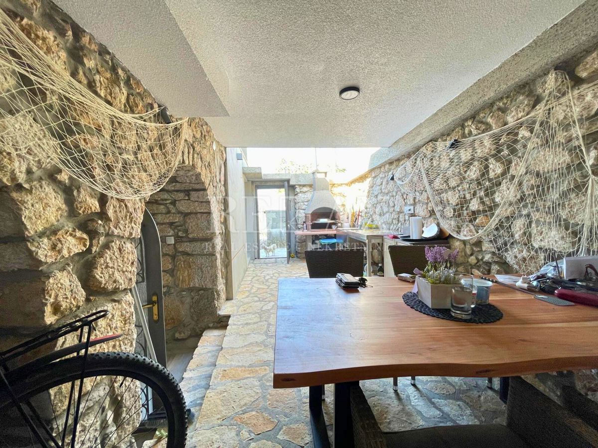 Bribir - casa in pietra a schiera con giardino
