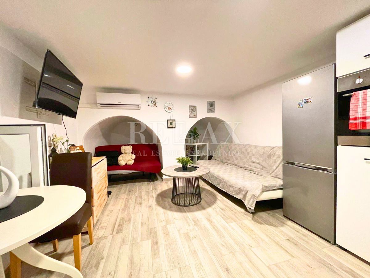 Bribir - casa in pietra a schiera con giardino