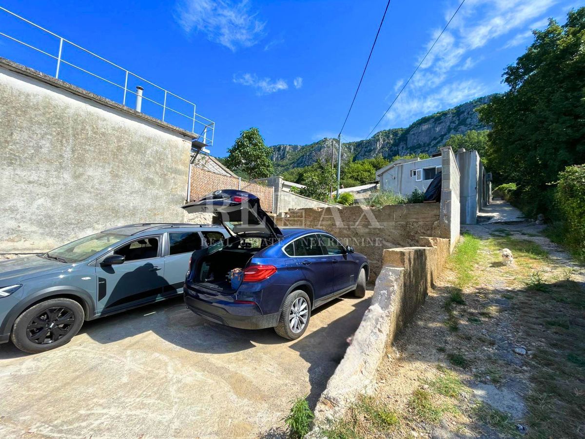 Bribir - casa in pietra a schiera con giardino