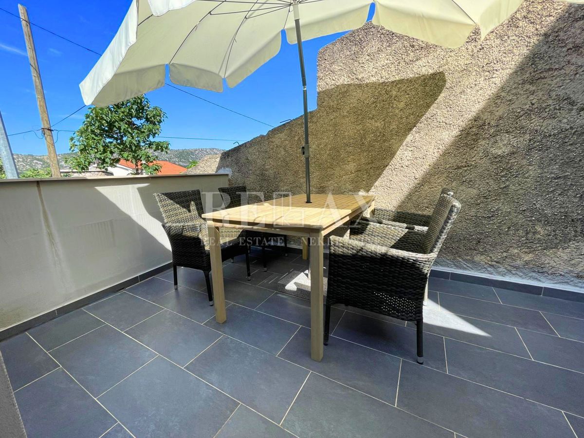 Bribir - casa in pietra a schiera con giardino