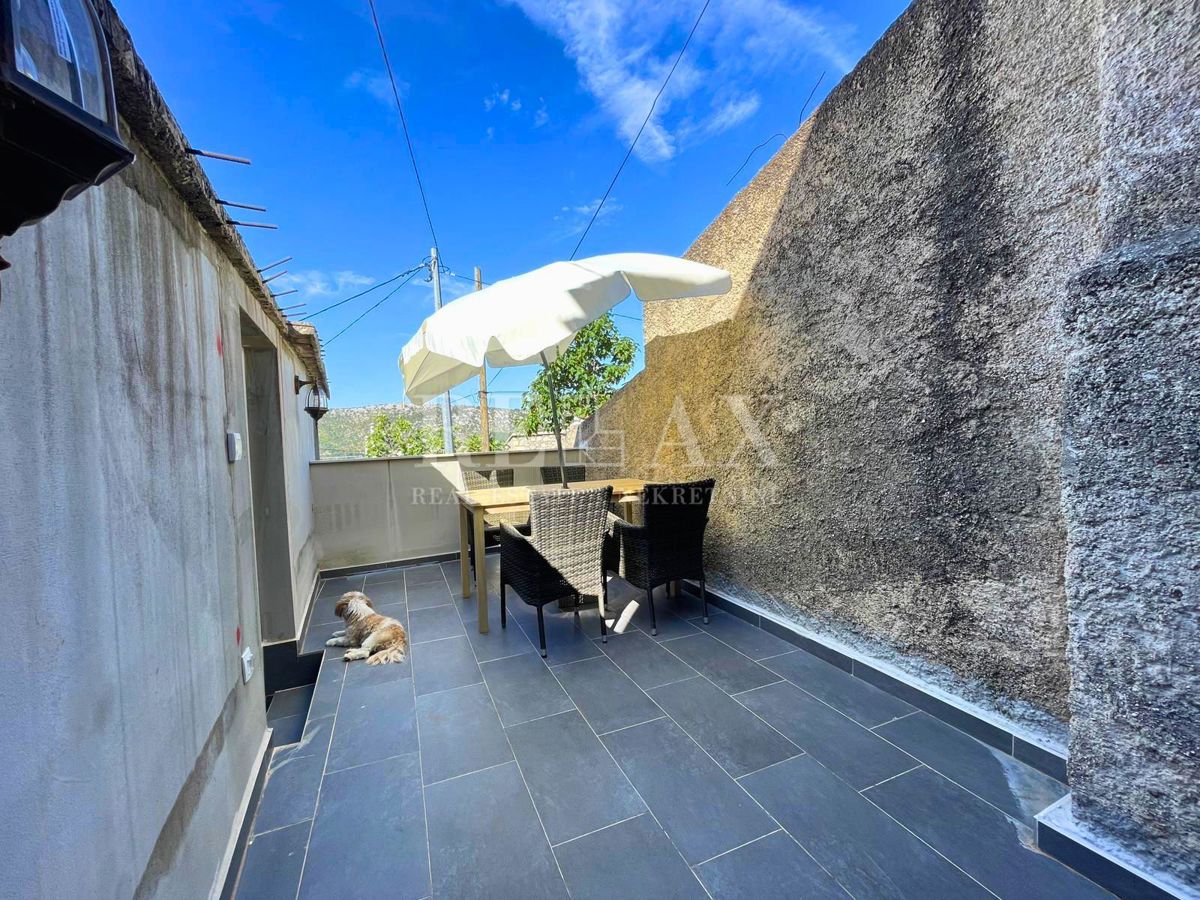 Bribir - casa in pietra a schiera con giardino