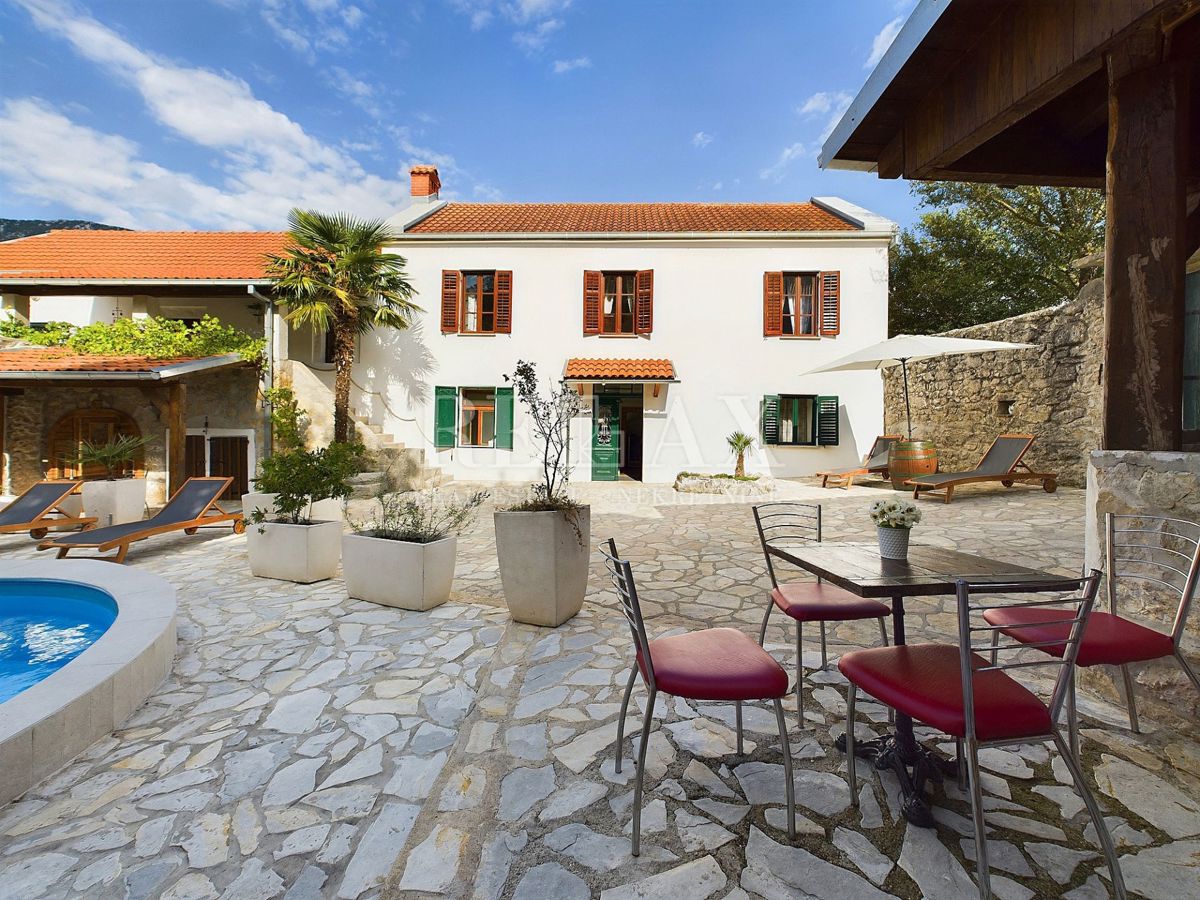 Tribalj - due case in pietra con piscina