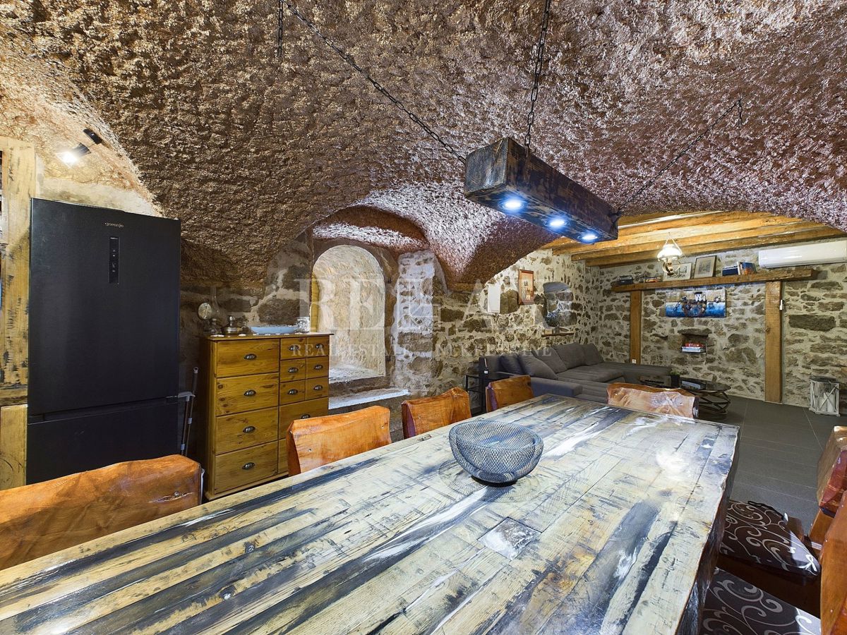 Tribalj - due case in pietra con piscina