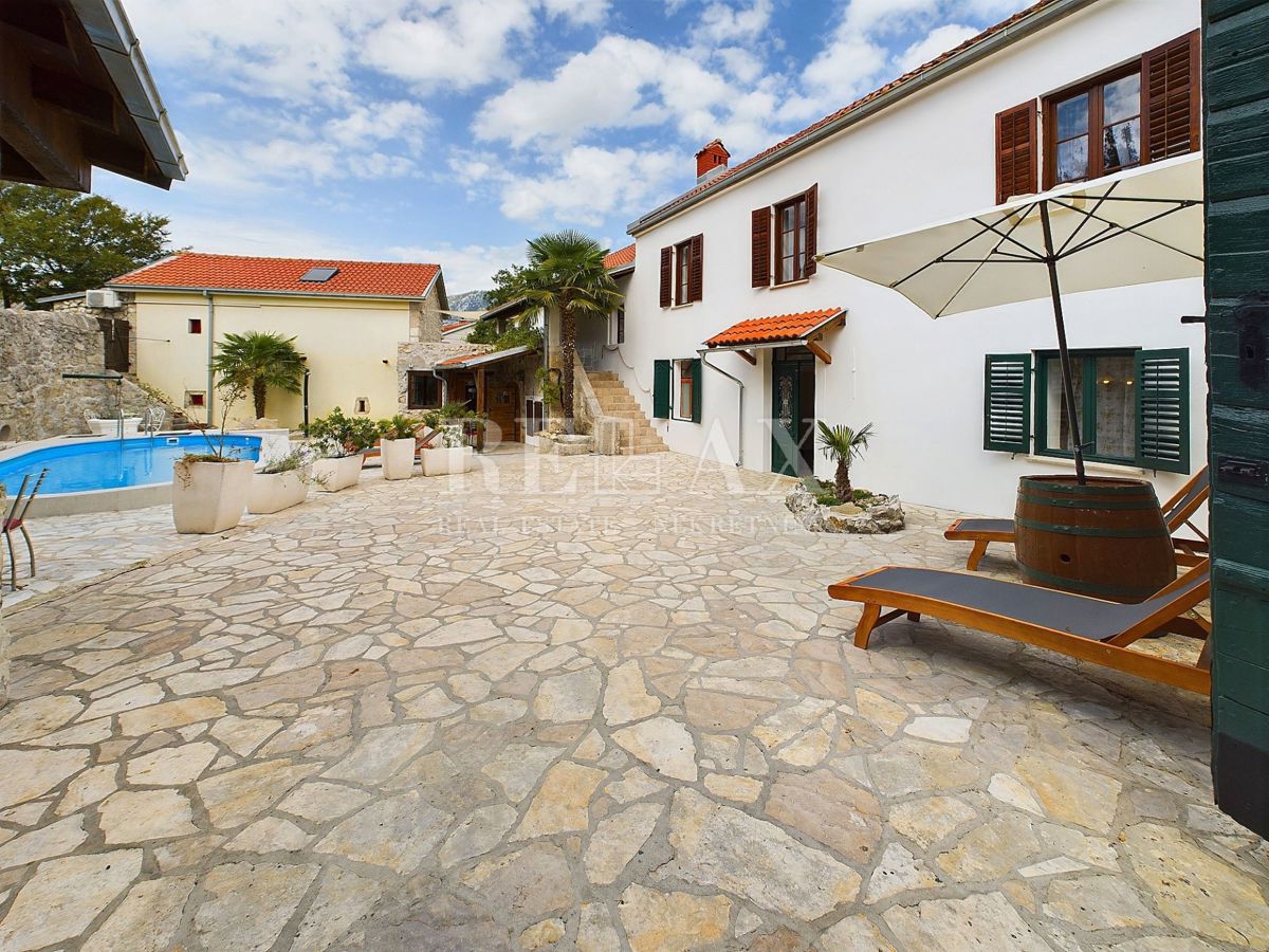 Tribalj - due case in pietra con piscina