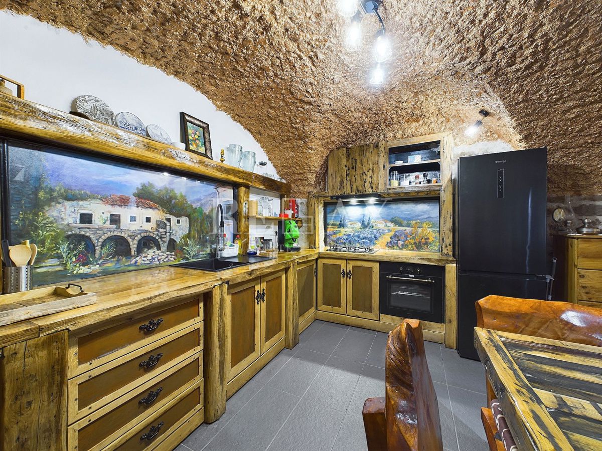 Tribalj - due case in pietra con piscina