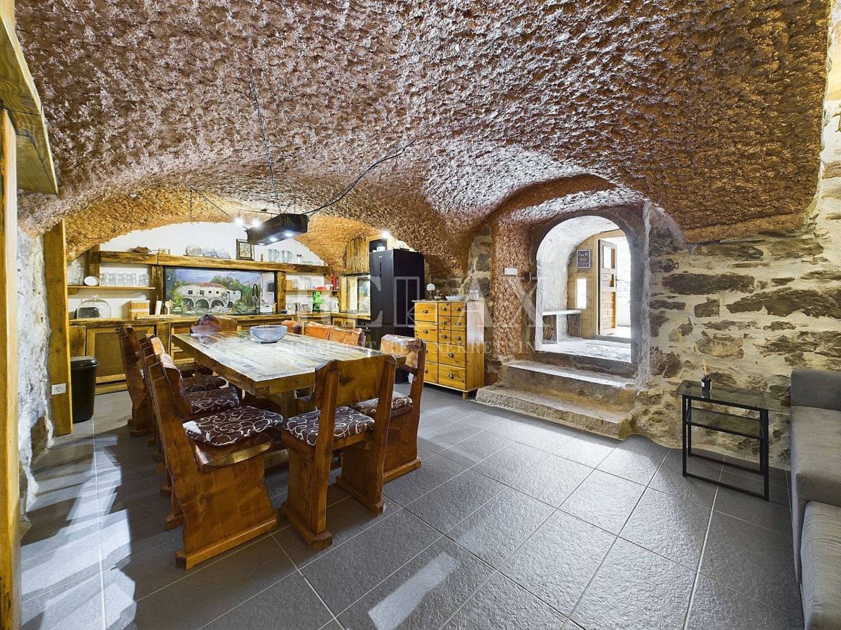 Tribalj - due case in pietra con piscina