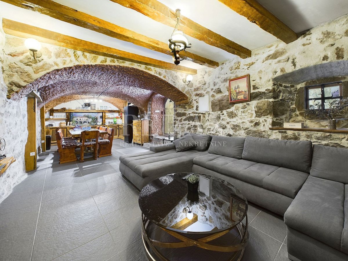 Tribalj - due case in pietra con piscina